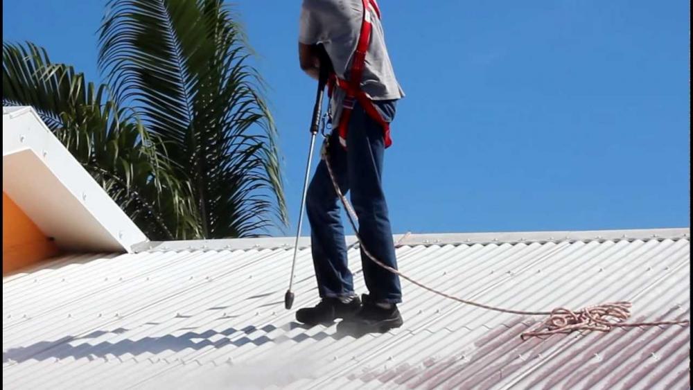 nettoyage de toit par artisan couvreur 