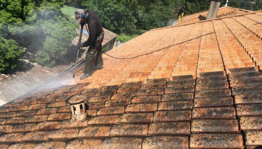 artisan couvreur en démoussage de toiture